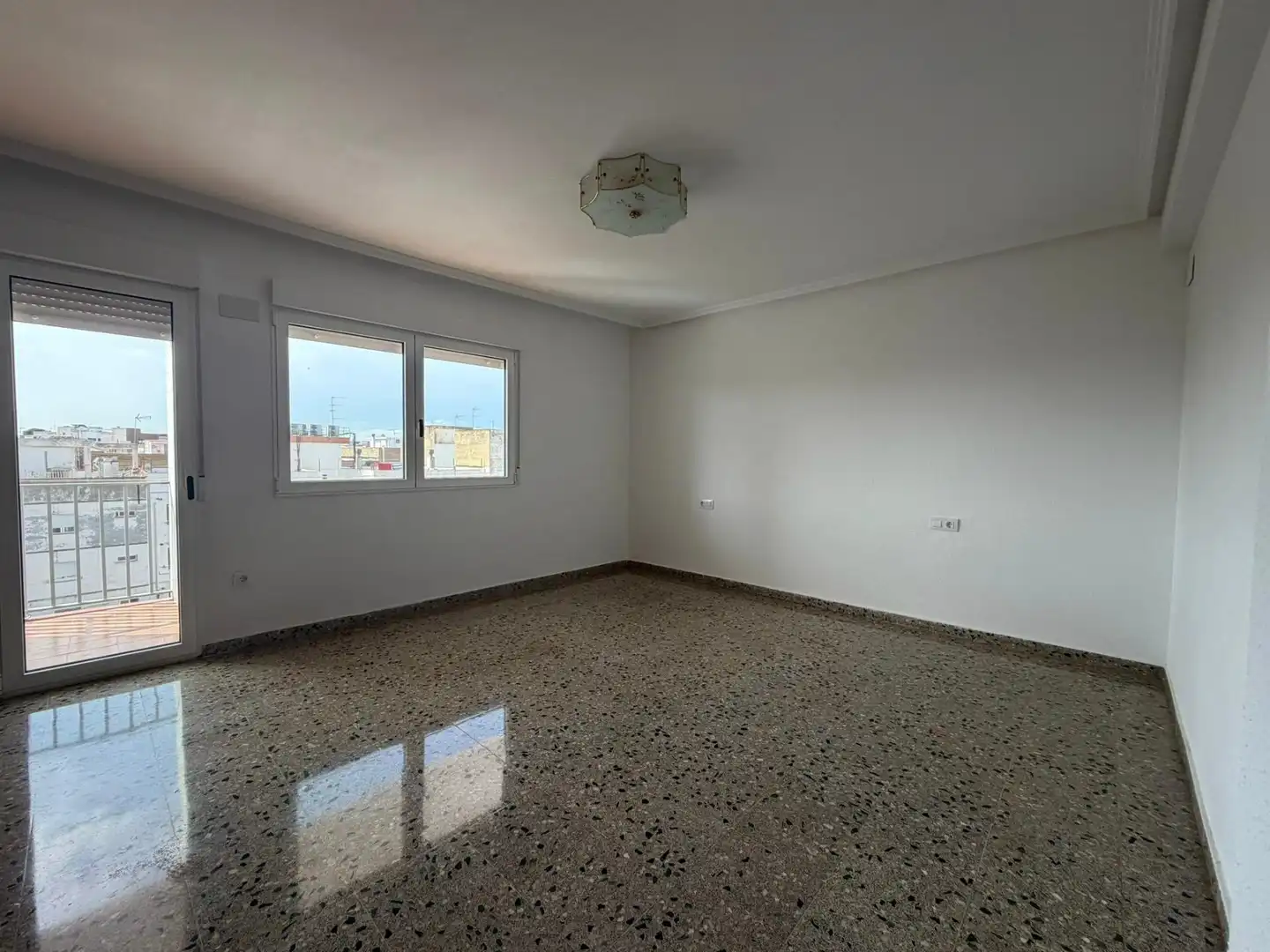 Flat for rent in Avenida AL VEDAT, Centro - Casco antiguo