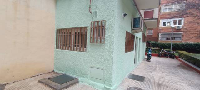 Local comercial en Alquiler en Calle de Andorra en Canillas