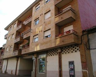 Vista exterior de Pis en venda en La Robla  amb Calefacció, Terrassa i Traster