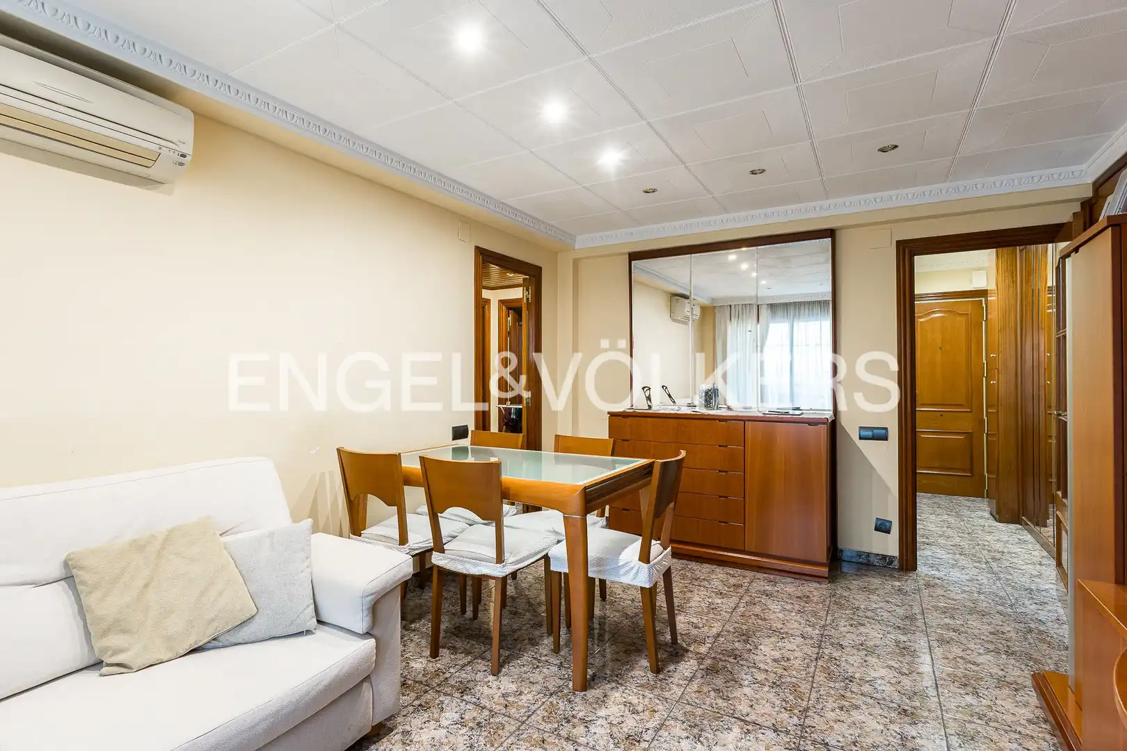 Comedor de Piso en venta en Barcelona con Calefacción y Balcón