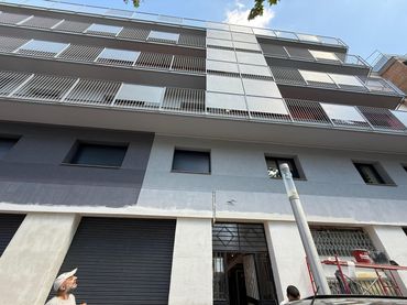 Pis amb balcó en venda a Nou Barris