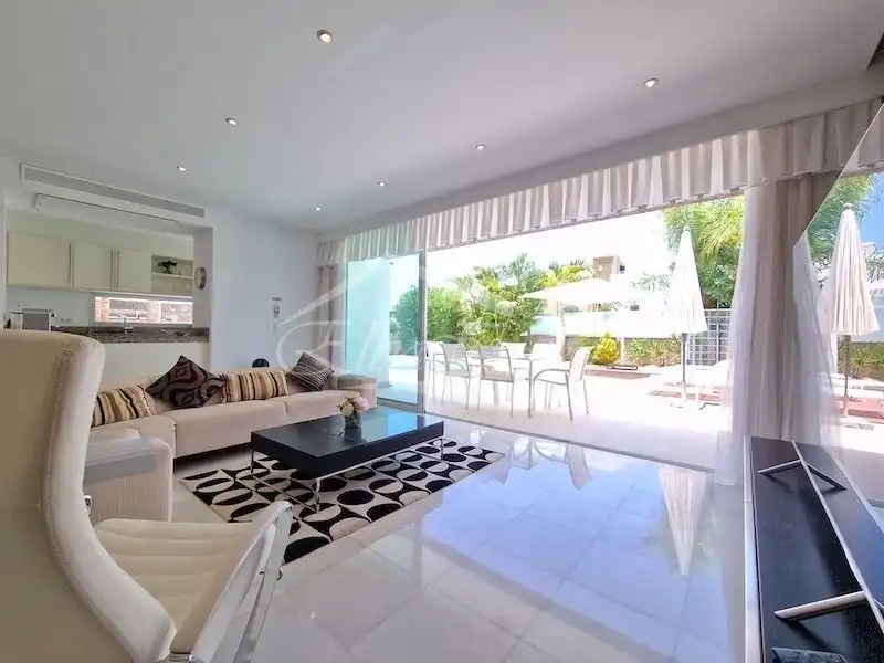 Sala d'estar de Casa o xalet en venda en Adeje amb Aire condicionat, Jardí privat i Terrassa