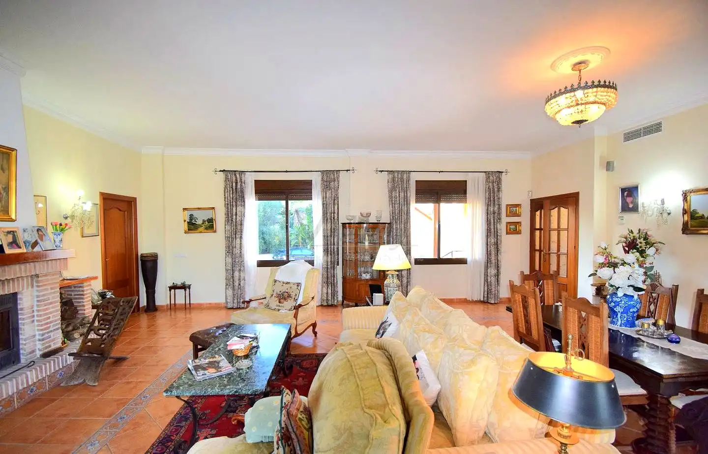 Sala d'estar de Finca rústica en venda en Estepona amb Jardí privat, Terrassa i Traster