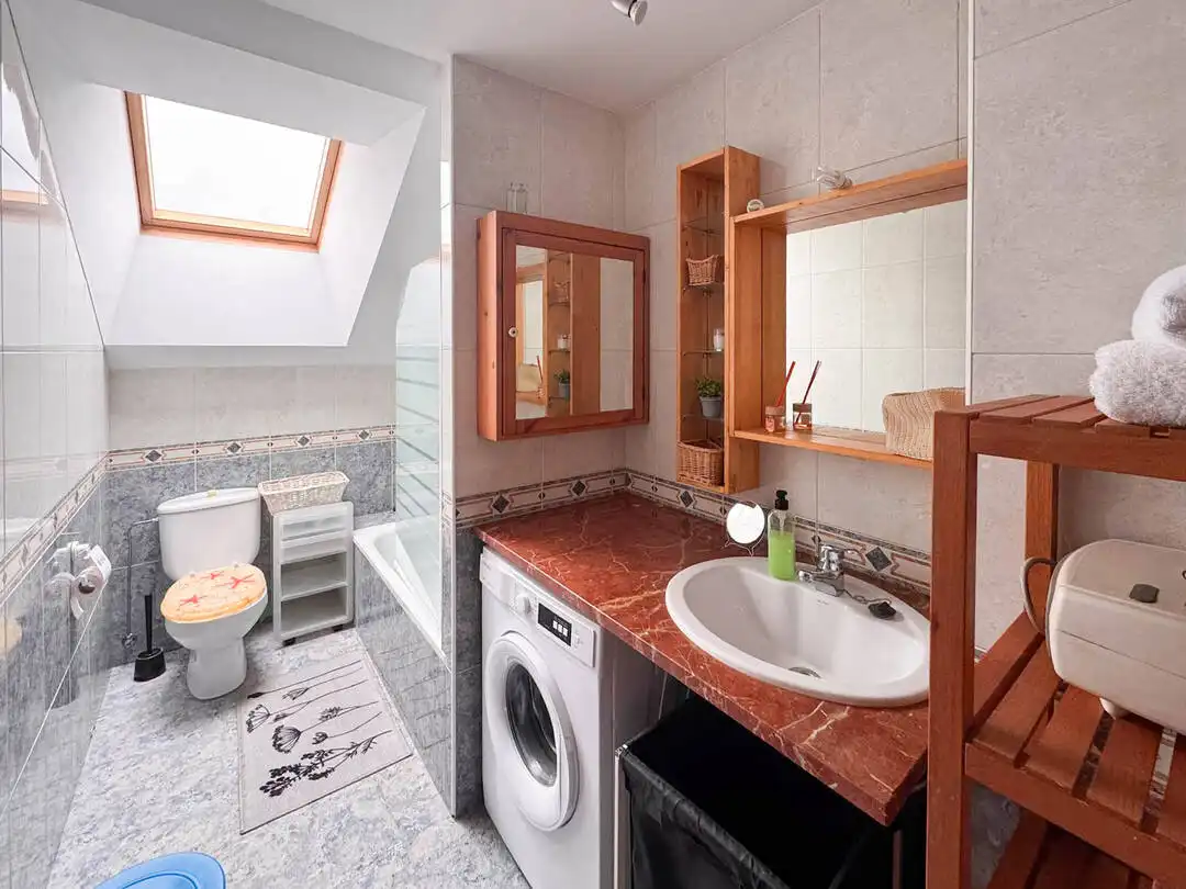 Badezimmer von Dachboden zur Miete in Entrambasaguas mit Heizung, Terrasse und Schwimmbad