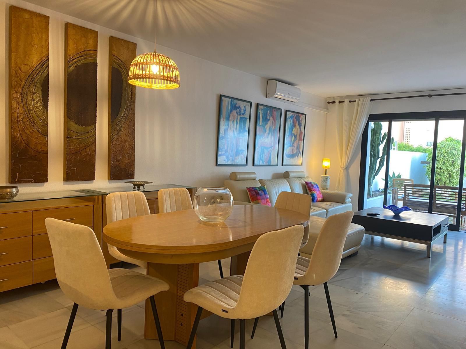 Menjador de Apartament de lloguer en Marbella amb Aire condicionat, Calefacció i Jardí privat