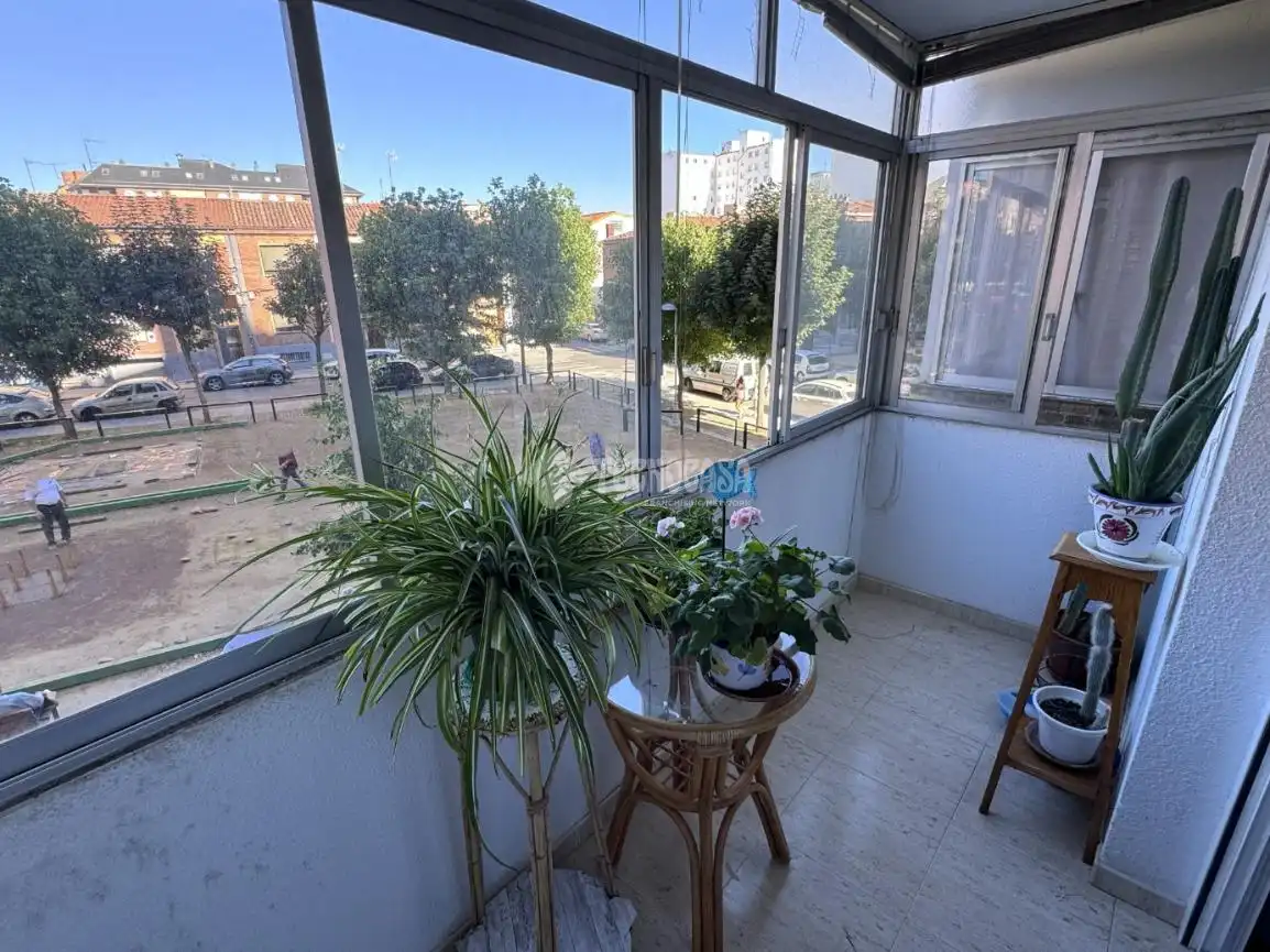 Vista exterior de Pis en venda en León Capital  amb Calefacció i Parquet
