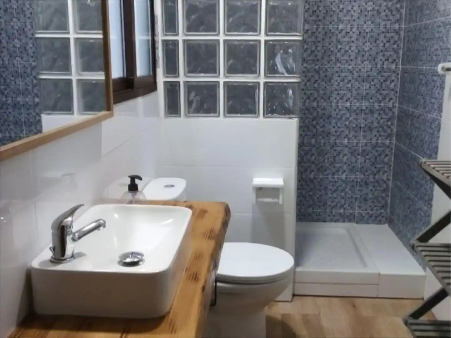 Badezimmer von Wohnungen zur Miete in Conil de la Frontera mit Klimaanlage