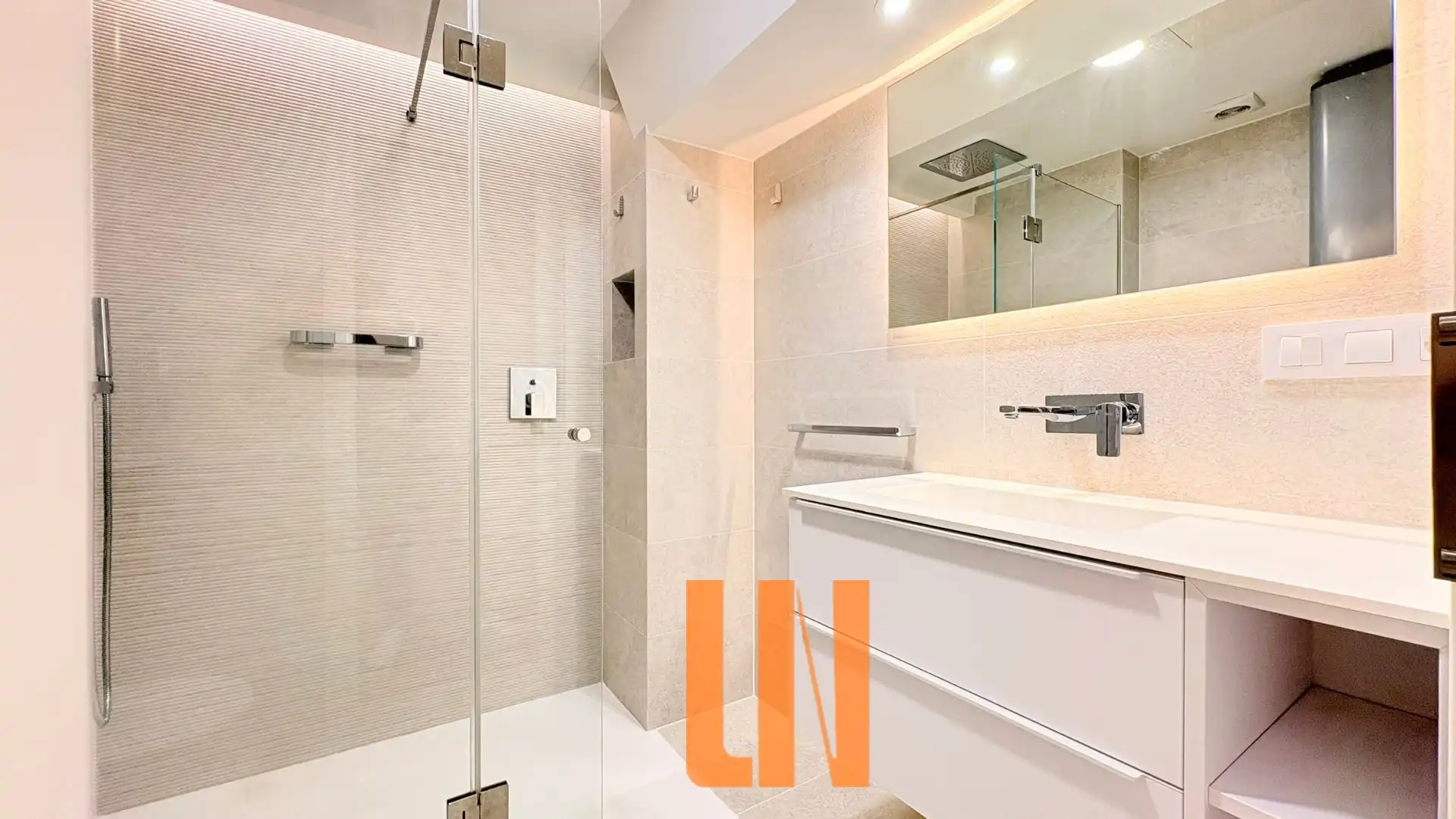 Badezimmer von Wohnung zum Verkauf in A Coruña Capital  mit Heizung, Parkett und Ofen
