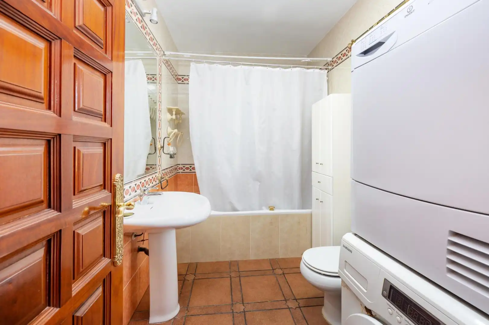Bany de Casa o xalet en venda en Baza amb Aire condicionat, Calefacció i Jardí privat