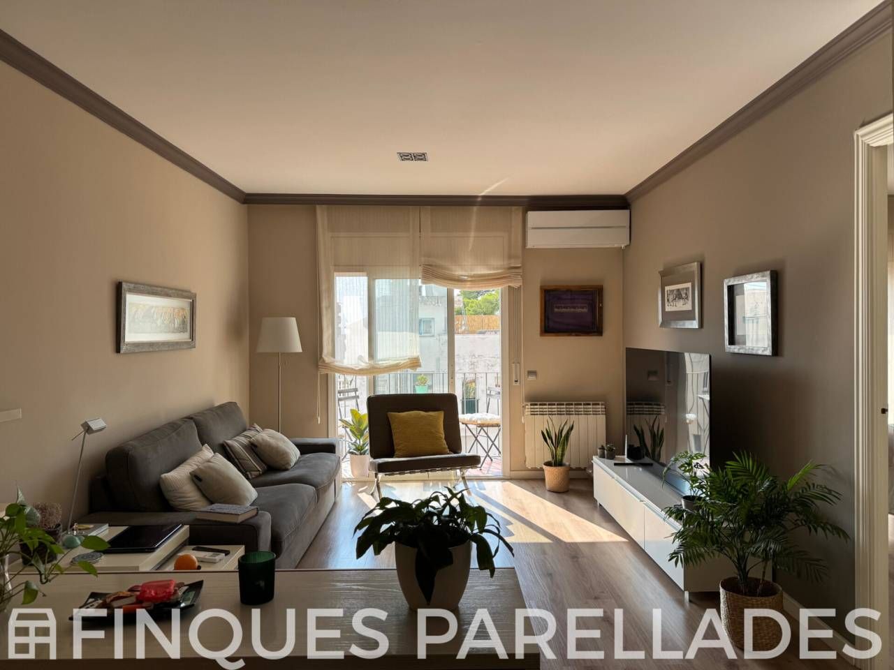 Living room of Flat for sale in Sitges  with Air Conditioner, Heating and Parquet flooring