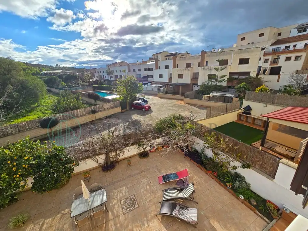 Vista exterior de Casa adosada en venda en Colmenar amb Aire condicionat, Terrassa i Piscina