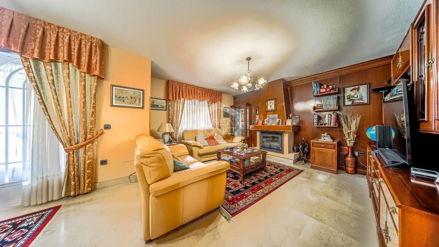 Sala d'estar de Casa adosada en venda en Alcorcón amb Aire condicionat, Calefacció i Parquet