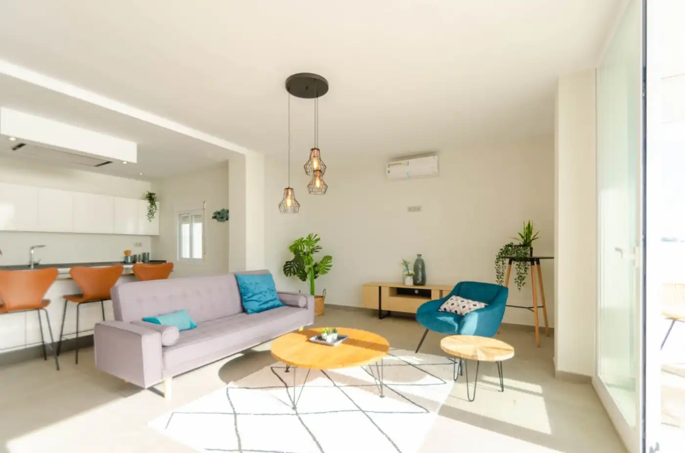 Sala d'estar de Àtic en venda en Estepona amb Aire condicionat, Jardí privat i Terrassa