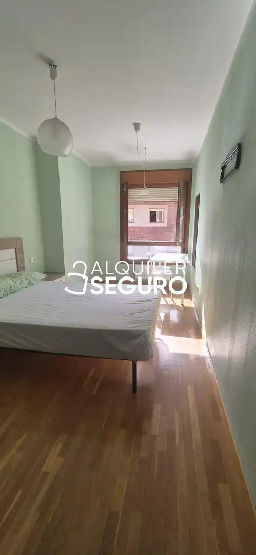 Habitación de Loft de alquiler en Oviedo  con Calefacción y Amueblado