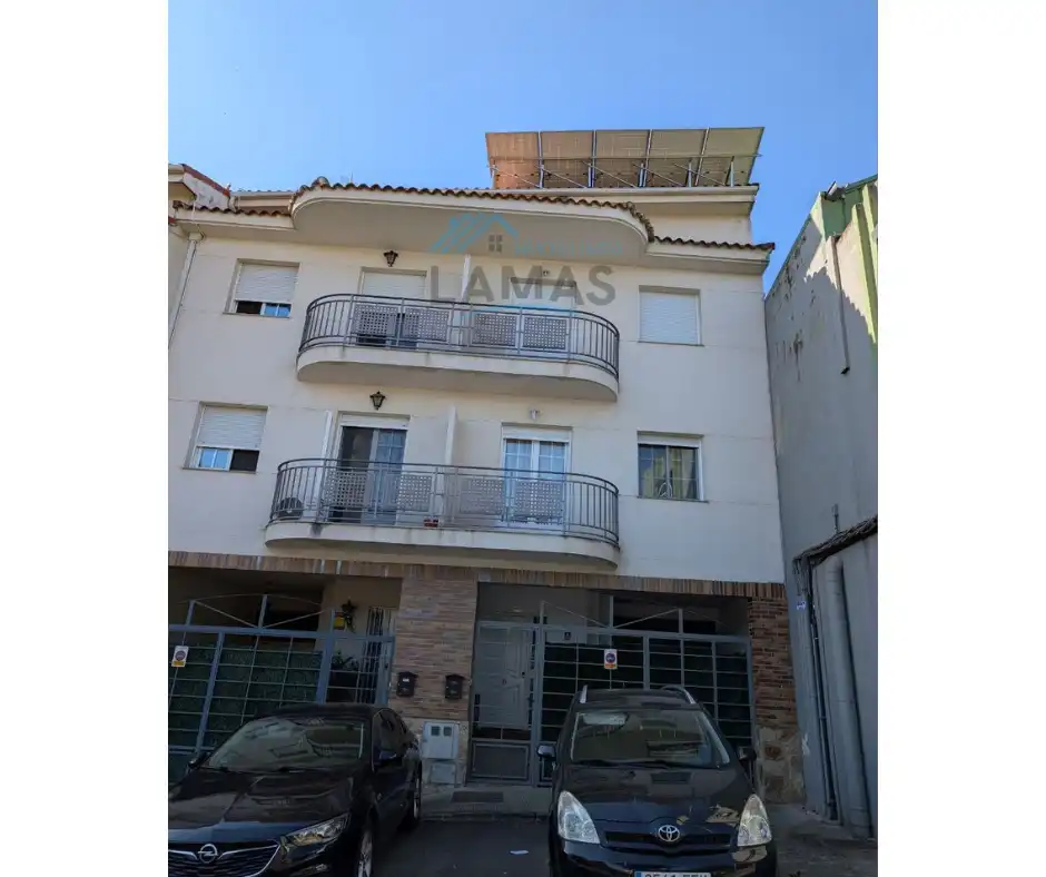 Außenansicht von Einfamilien-Reihenhaus zum Verkauf in Navalmoral de la Mata mit Klimaanlage, Heizung und Terrasse