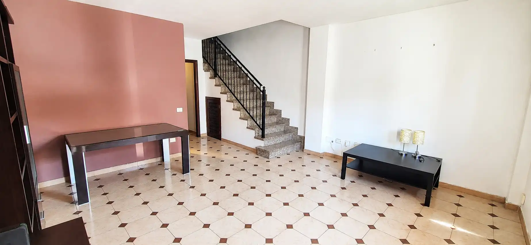 Sala d'estar de Casa adosada en venda en San Cristóbal de la Laguna amb Balcó i Alarma