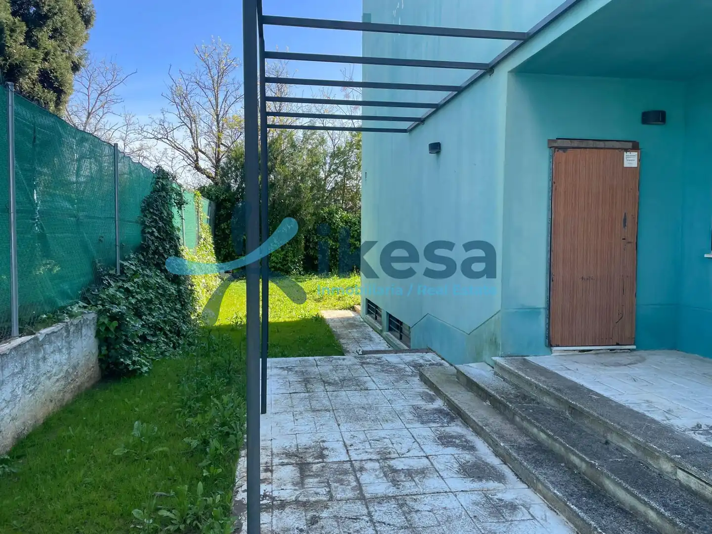 Vista exterior de Casa o xalet en venda en Espartinas amb Jardí privat, Piscina i Piscina comunitària