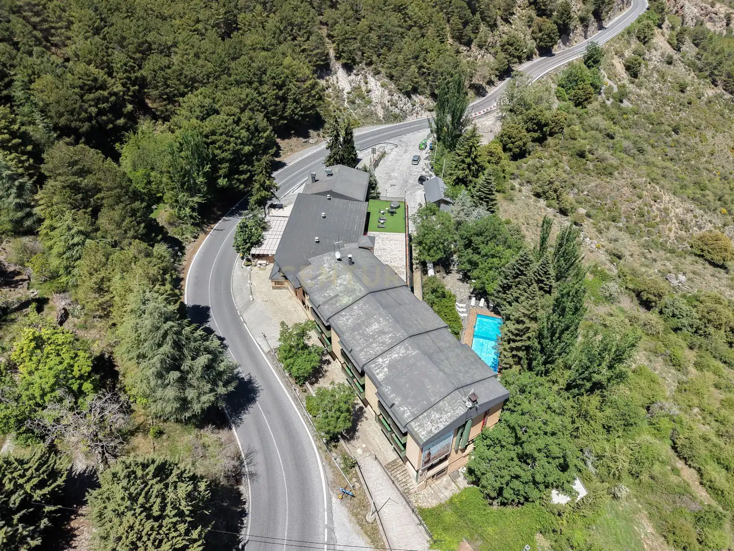 Außenansicht von Gebäude zum Verkauf in Sierra Nevada mit Gemeinschaftspool