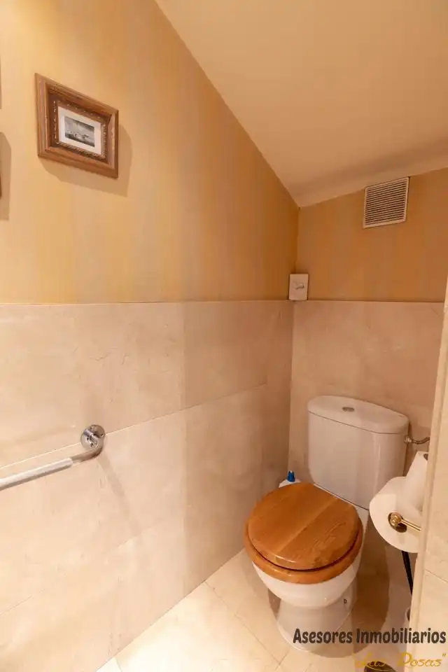 Badezimmer von Einfamilien-Reihenhaus zum Verkauf in Madrid mit Klimaanlage, Heizung und Privatgarten
