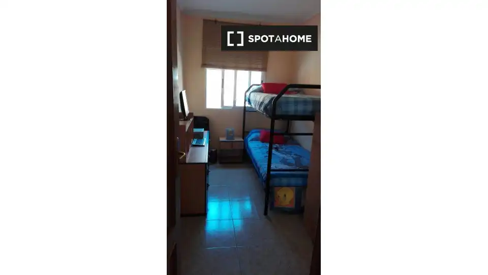 Bedroom of Flat for share in Valencia  with Air Conditioner, Heating and Furnished