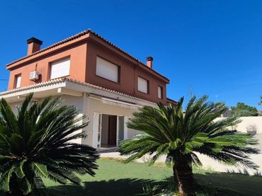 Chalet con jardín en venta en Calle Almirante Cadarso 5