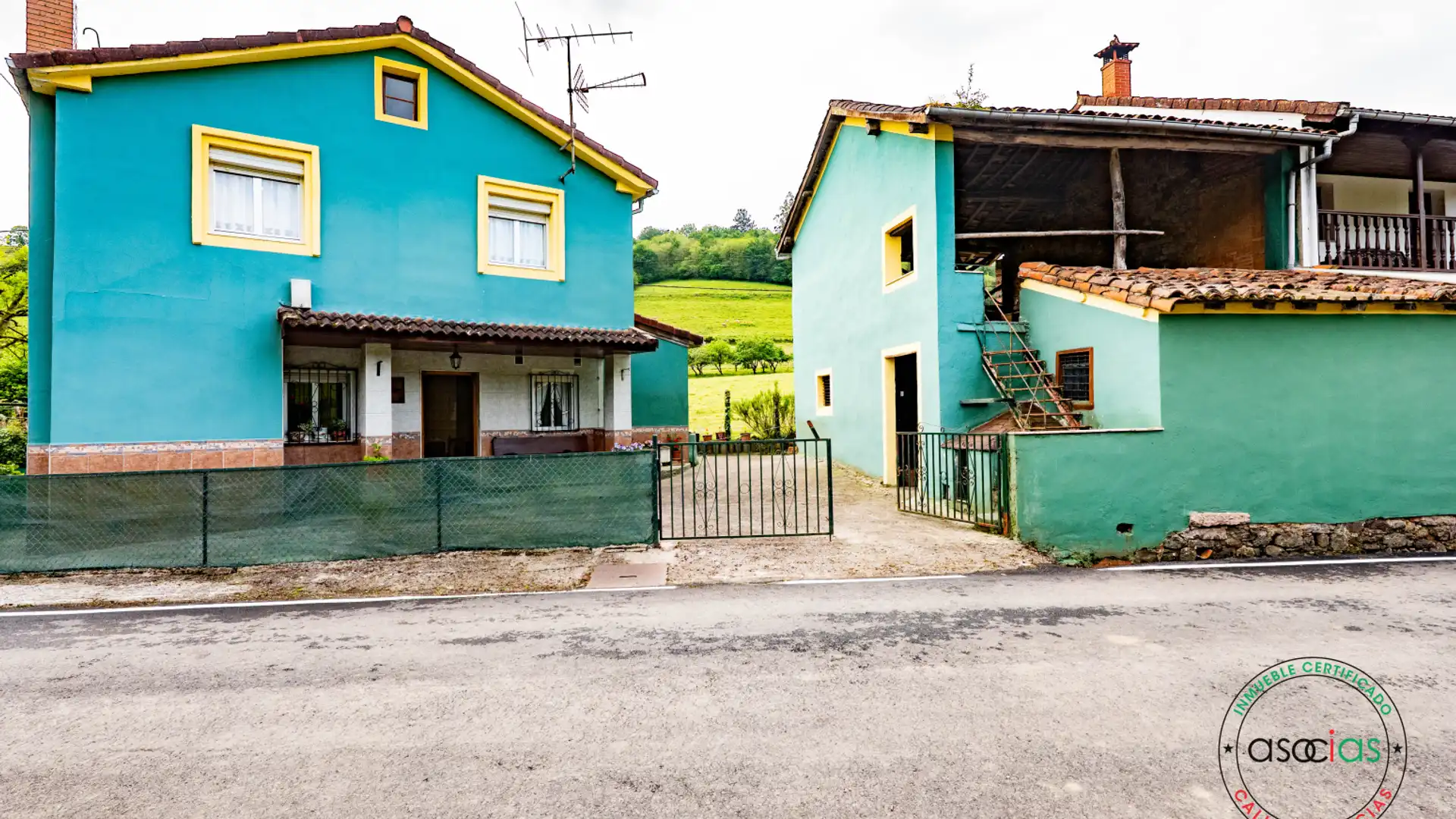 Vista exterior de Casa o xalet en venda en Grado amb Calefacció i Traster