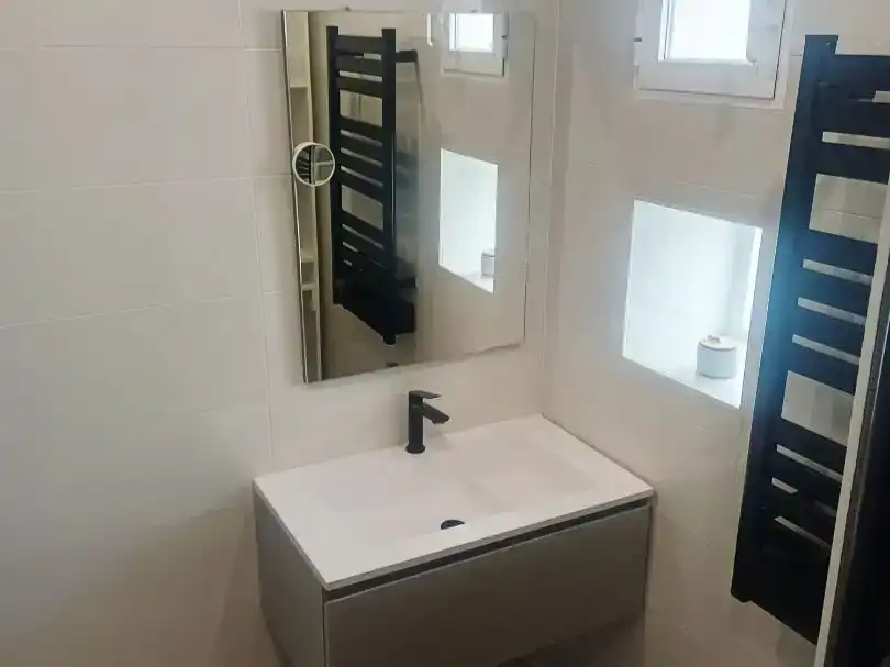 Badezimmer von Einfamilien-Reihenhaus zum Verkauf in Polop mit Klimaanlage