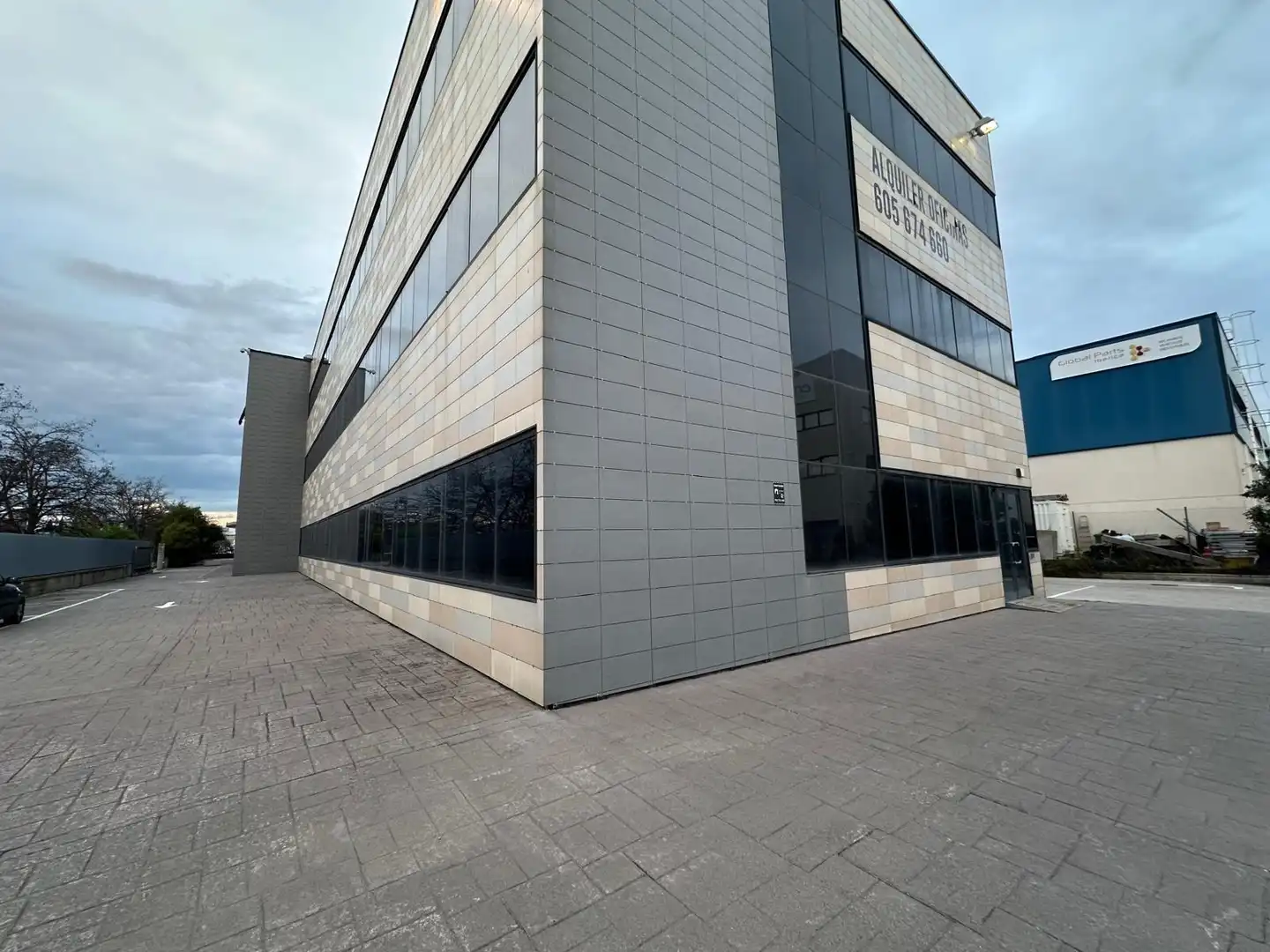 Vista exterior de Edificio en venta en San Fernando de Henares con Alarma
