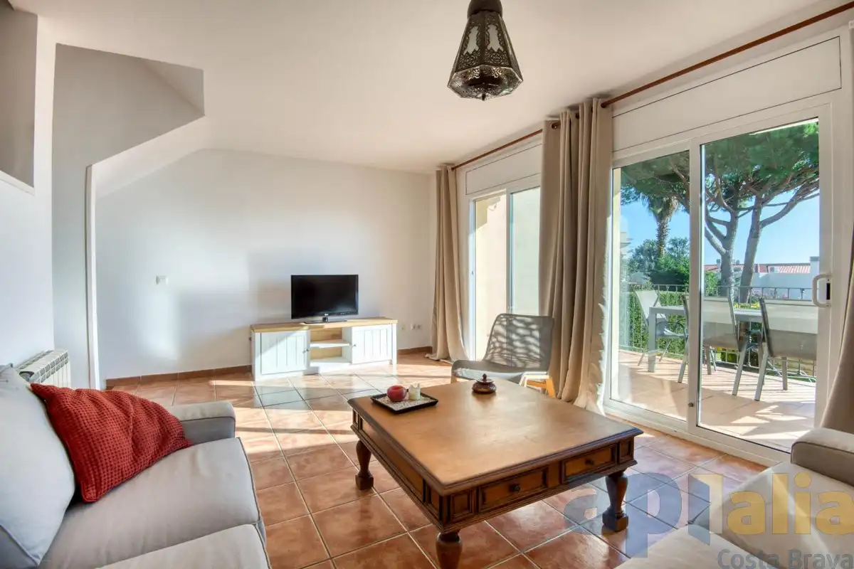 Sala d'estar de Casa adosada en venda en Sant Feliu de Guíxols amb Calefacció, Jardí privat i Terrassa