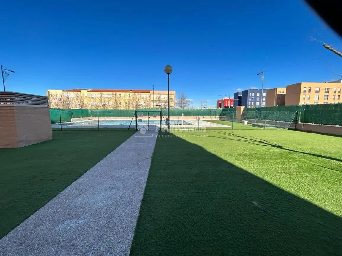 Parking de Piso en venta en Parla con Calefacción, Trastero y Piscina comunitaria