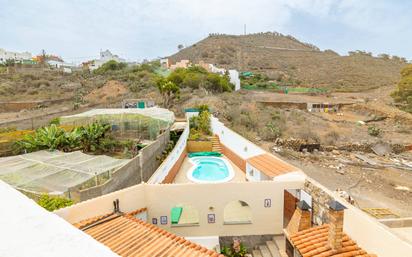 Vista exterior de Casa o xalet en venda en Arucas amb Calefacció, Jardí privat i Terrassa