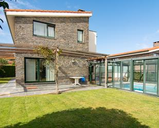 Vista exterior de Casa o xalet de lloguer en Oleiros amb Calefacció, Jardí privat i Parquet