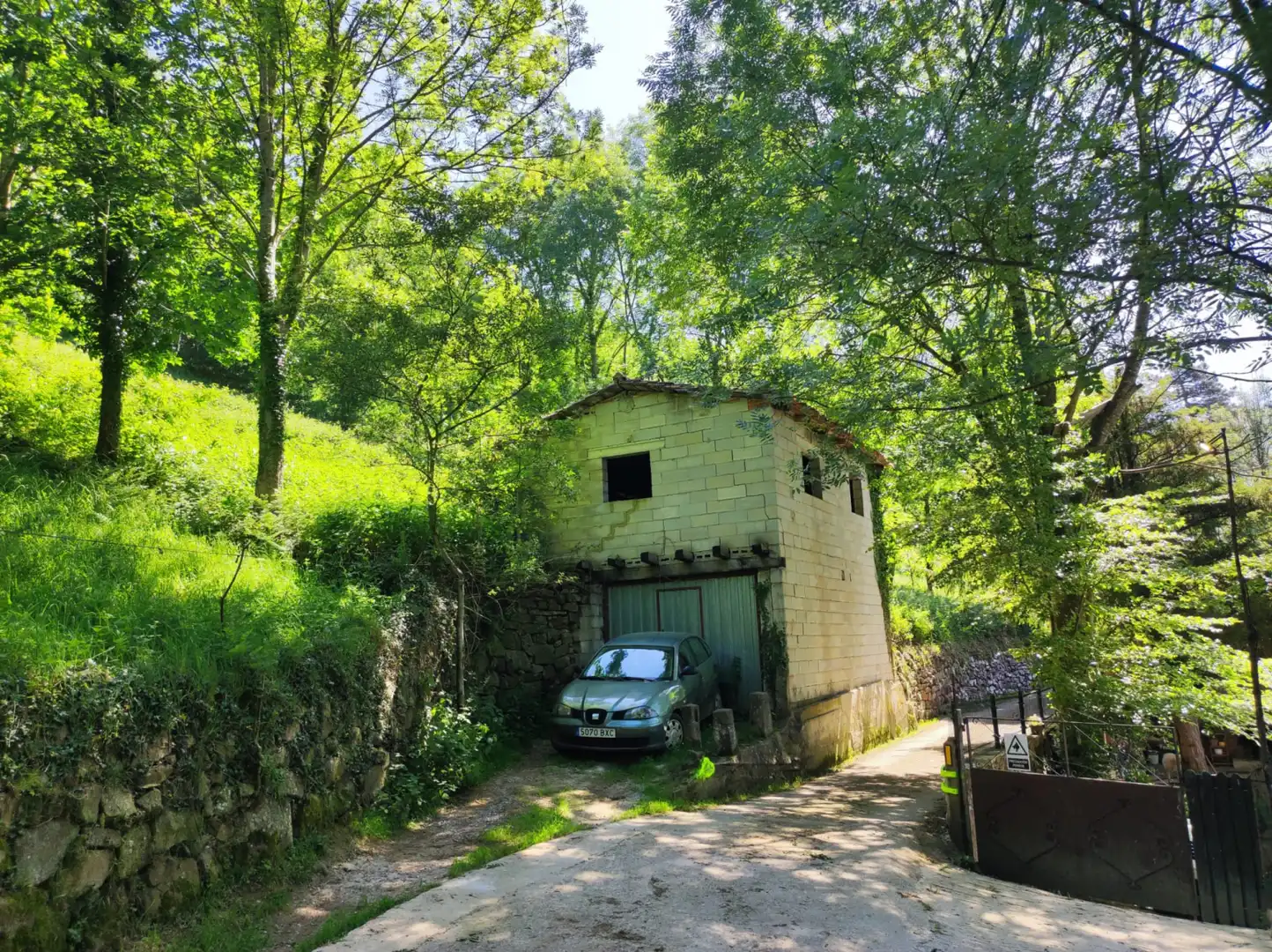 Außenansicht von Einfamilien-Reihenhaus zum Verkauf in Luena  mit Heizung und Privatgarten