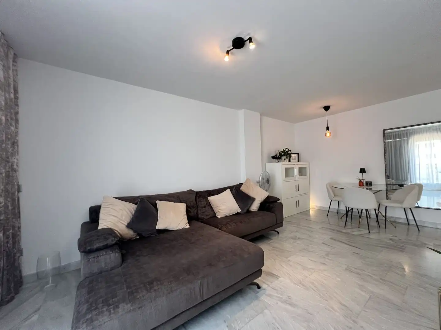 Sala d'estar de Pis en venda en Benahavís amb Aire condicionat, Terrassa i Traster