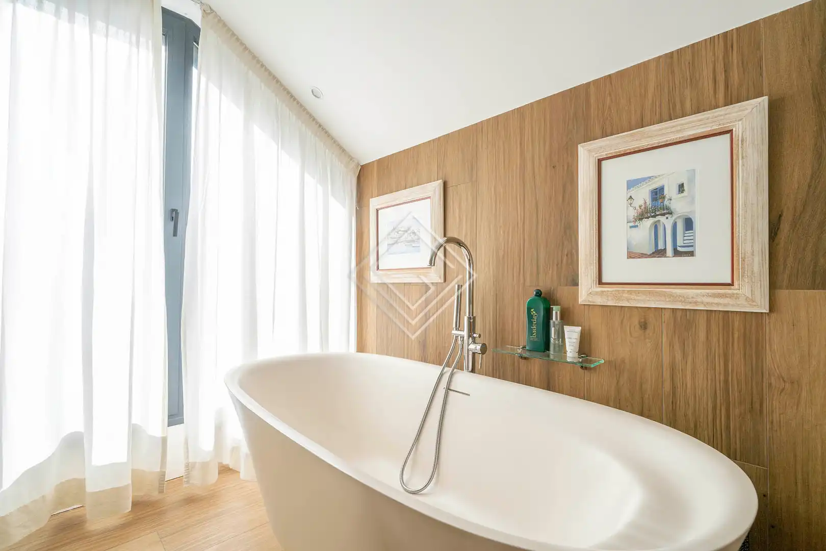 Badezimmer von Einfamilien-Reihenhaus zum Verkauf in Madrid mit Klimaanlage, Heizung und Privatgarten