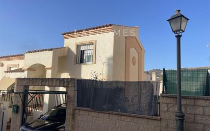 Vista exterior de Casa adosada en venda en Rincón de la Victoria amb Terrassa i Alarma