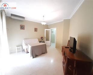 Dormitori de Apartament de lloguer en  Sevilla Capital amb Calefacció i Terrassa