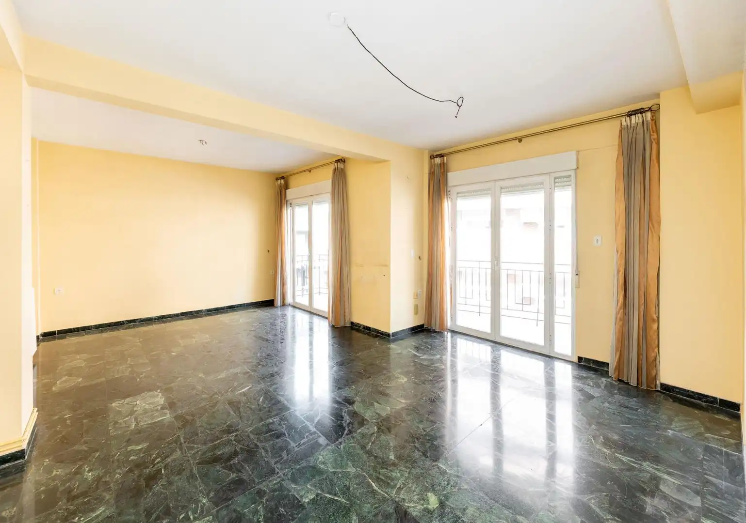 Sala d'estar de Pis en venda en Granada amb Calefacció, Parquet i Terrassa