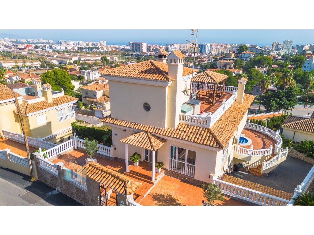Vista exterior de Casa o xalet en venda en Oropesa del Mar / Orpesa amb Calefacció, Terrassa i Piscina