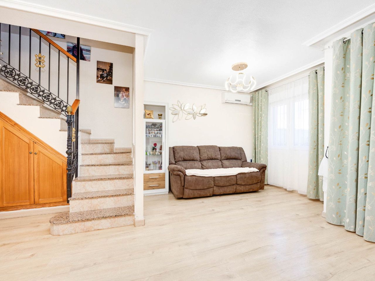 Sala de estar de Casa adosada en venta en Torrevieja con Aire acondicionado, Calefacción y Terraza