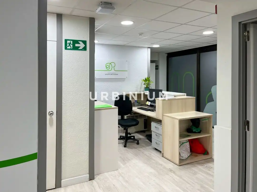 Business premises for sale in Centre - Barri Vell, imagen 3