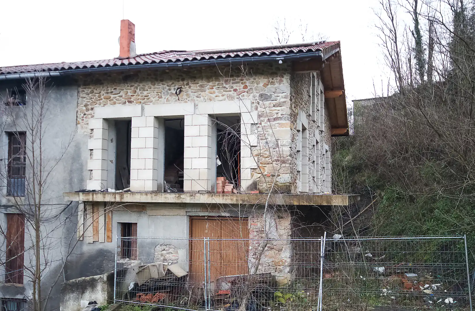 Vista exterior de Casa adosada en venda en Segura amb Jardí privat