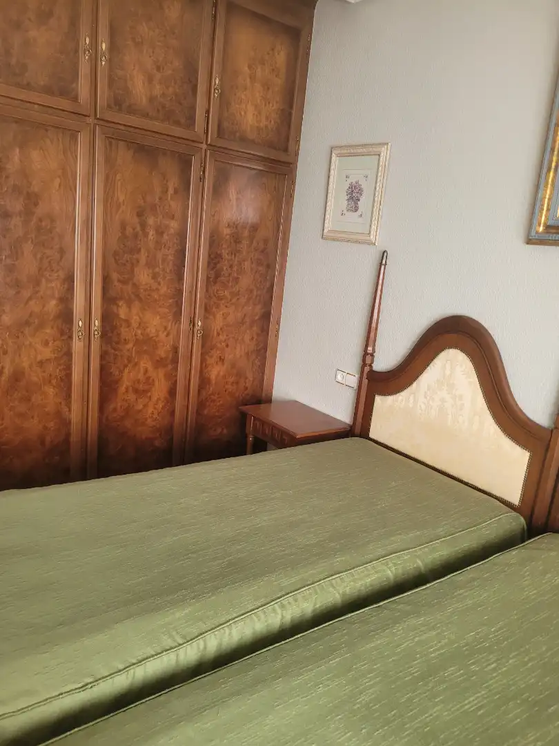 Dormitori de Pis en venda en Soria Capital  amb Calefacció, Parquet i Moblat