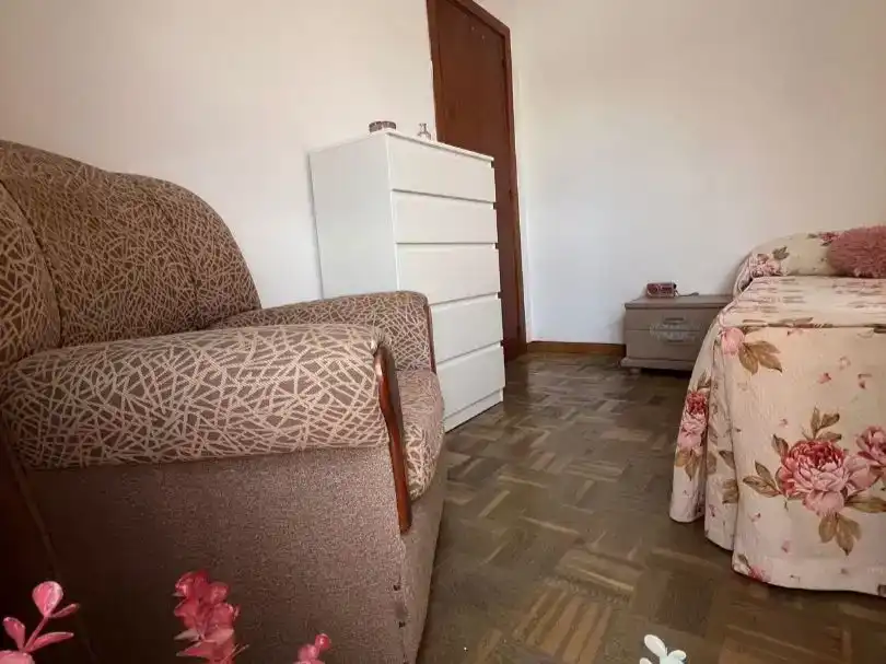Dormitori de Pis per a compartir en Algeciras amb Parquet, Moblat i Balcó