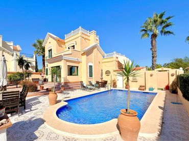 Xalet amb balcó en venda a Orihuela Costa