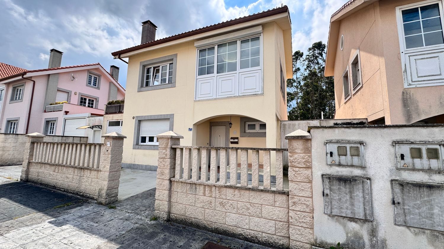 Exterior view of House or chalet for sale in A Laracha    with Heating, Private garden and Terrace