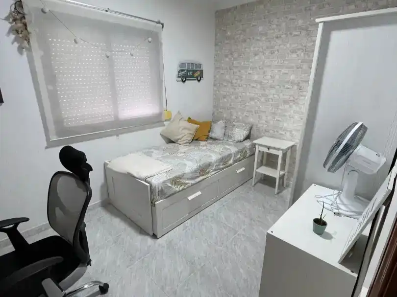 Habitación de Casa adosada en venta en Los Barrios con Balcón