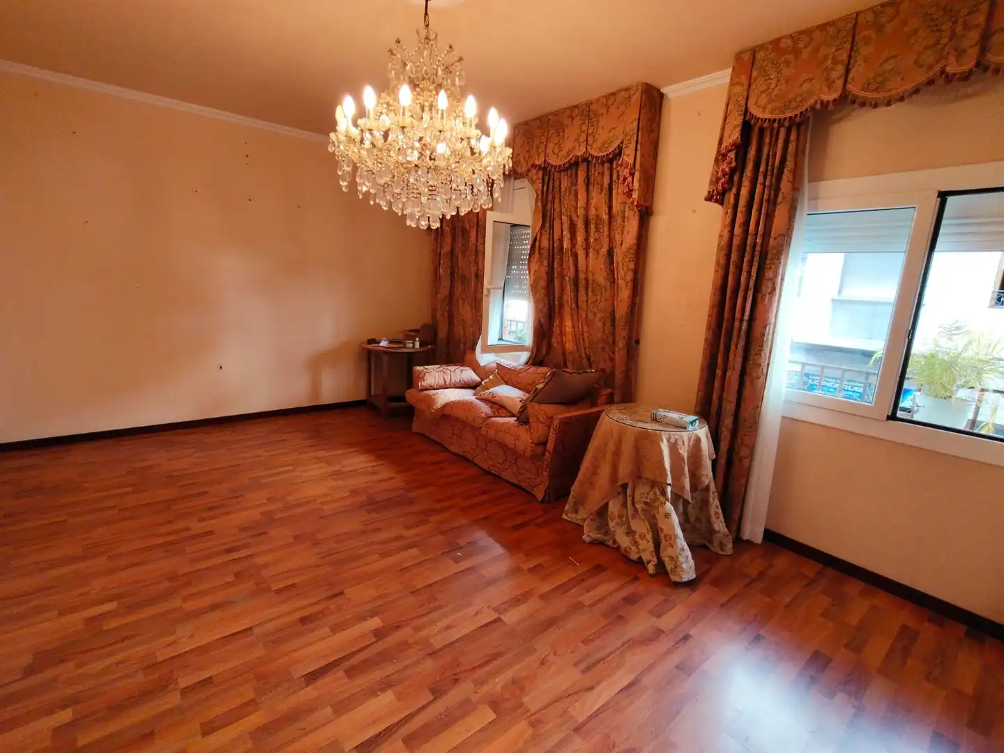 Sala d'estar de Pis en venda en L'Hospitalet de Llobregat amb Parquet