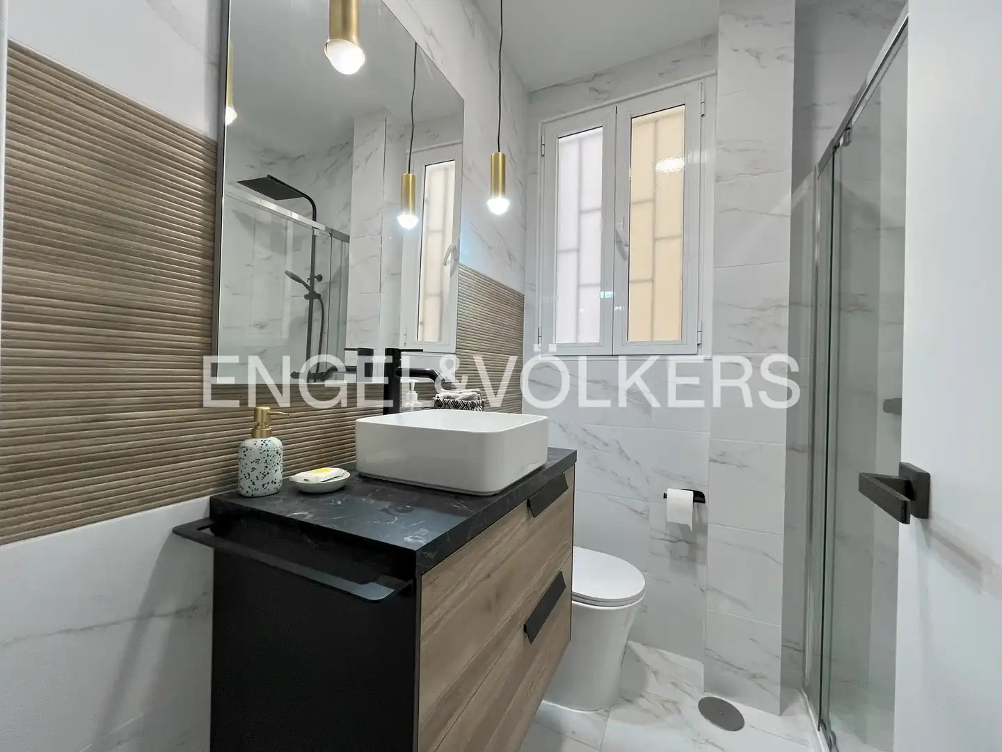 Baño de Piso de alquiler en Madrid con Aire acondicionado y Calefacción