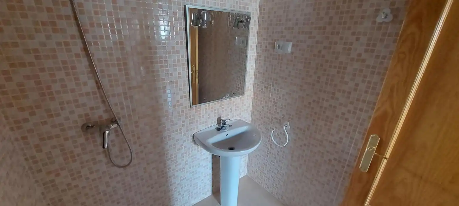 Badezimmer von Einfamilien-Reihenhaus zum Verkauf in Montalbo mit Heizung, Terrasse und Balkon